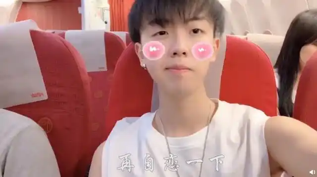 和平精英狙神小抠脚露脸直播网友长得太嫩了