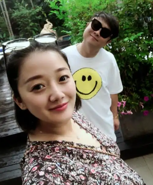 乔杉杀青后赶回家和老婆过节与莫丹秀恩爱俩女儿没出镜好遗憾