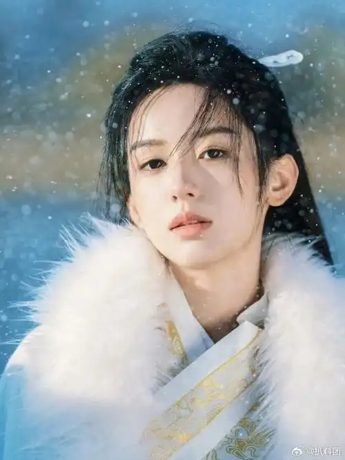 周也不考虑去反串个古装男主吗?扮起男装也有一种雌雄莫辨的美.