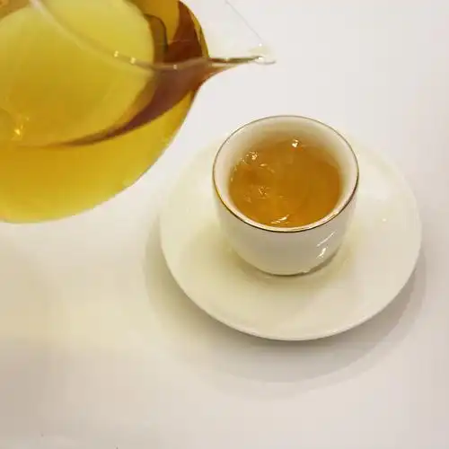 汤色实拍:茶水干净通透,汤色杏黄,入口鲜爽陈香明显,花香毫香,持久