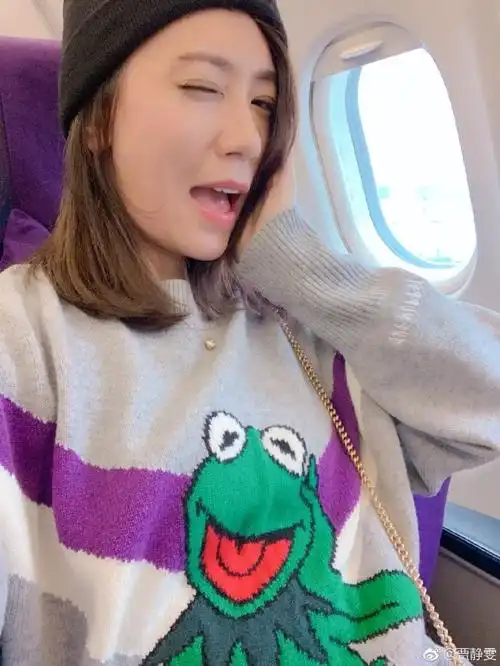 咘咘每天睡觉前都听讲艾美的三部曲,咘咘也太可爱了,记得小时候的我们