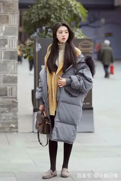 街拍:冬季女生日常穿搭,舒适又保暖,看起来酷酷的