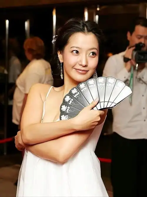 金喜善,一个年轻,美丽,善良的女孩,梦想着拥有一段浪漫的爱情.