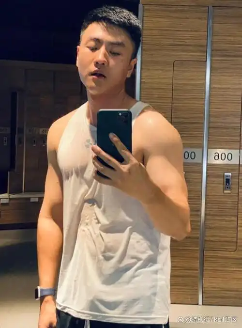 40岁肌肉帅大叔,怪不得身材这么好,原来是一位健身教练