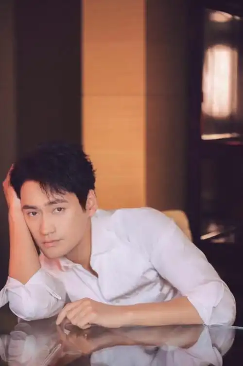 一身白衬衣,黑西装的袁弘帅气挺拔,考究的西装剪裁突显了身材线条的