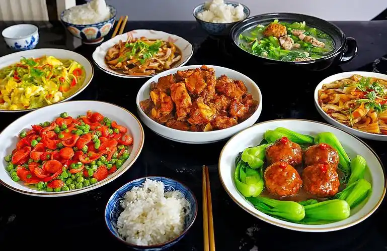 15岁的侄女说自己不太会做饭却做了一桌好吃又好看的饭菜