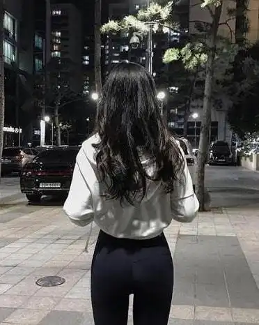 在校大学生坚持健身,塑造纤细苗条身材,大秀迷人马甲线|紧身裤|大长腿