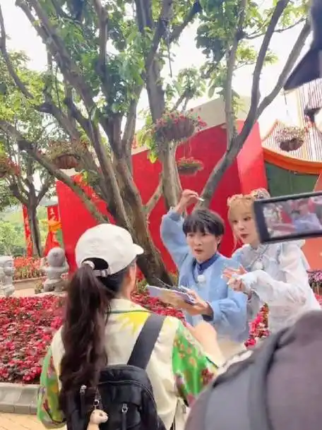 周深 程潇奔跑吧今日路透,在街头做游戏好可爱啊!_新浪新闻