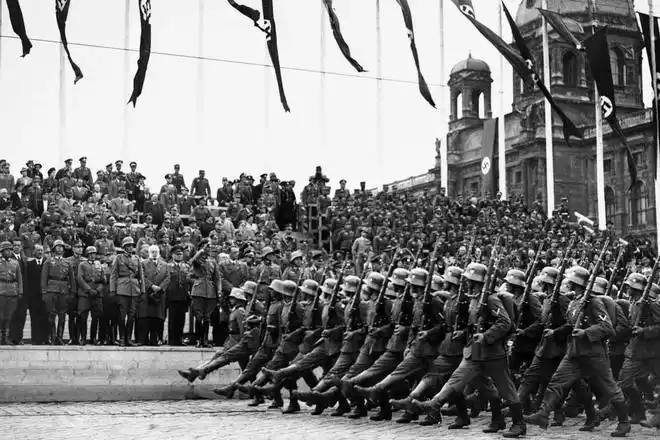 纳粹德国大阅兵与德国相比,意大利就显得比较搞笑了,不论是一战还是