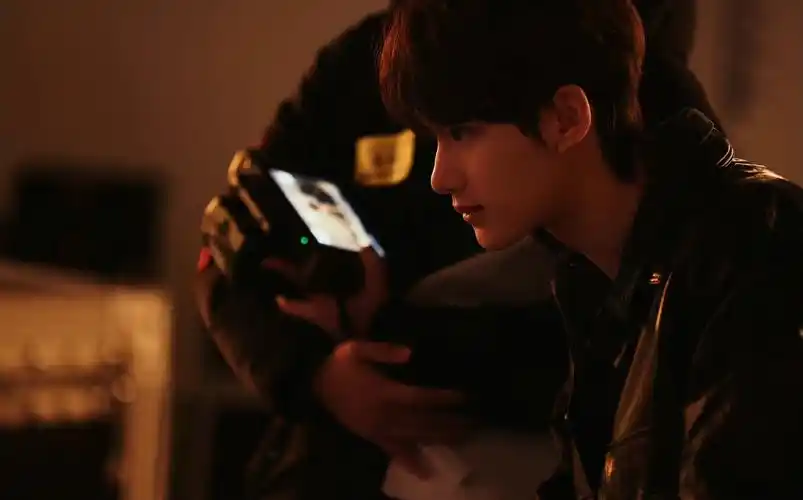 丁程鑫最新随拍解锁黑色皮衣造型颜值优越又酷又帅