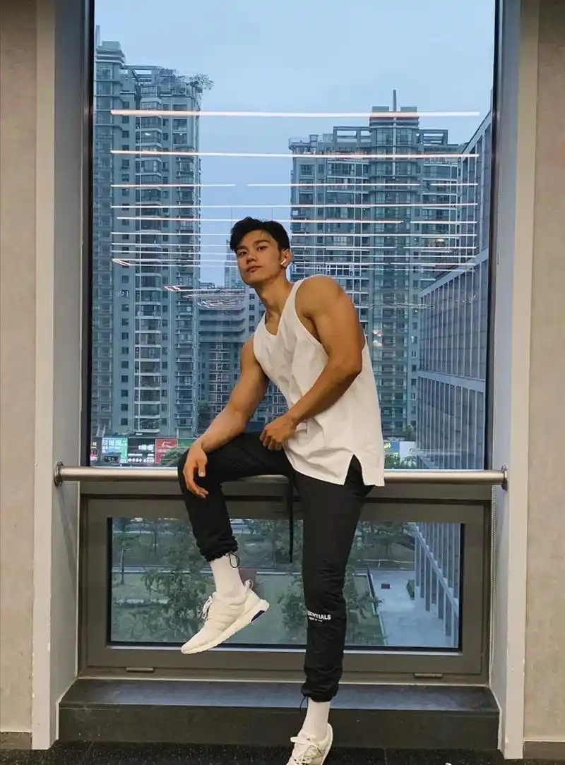 身高188 六块腹肌,从体育生到模特的蜕变之路,时尚又帅气