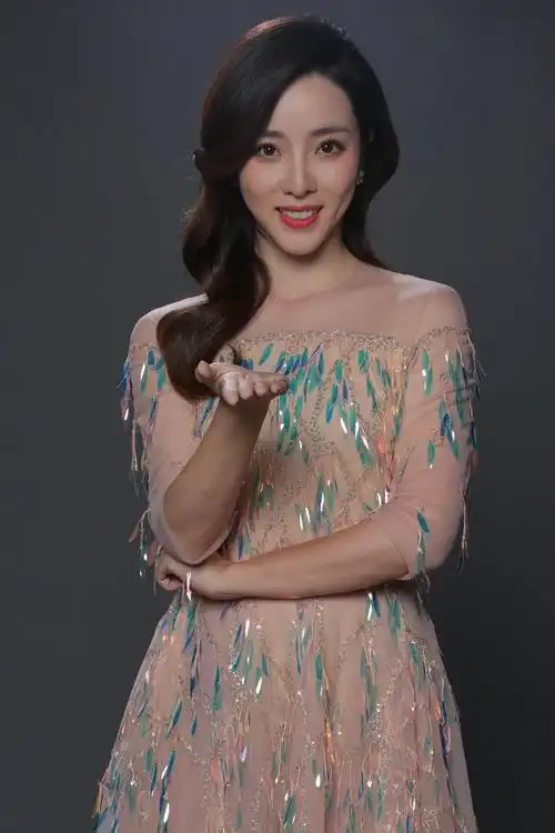 央视主持人李思思高清怼脸生图|李思思_新浪新闻