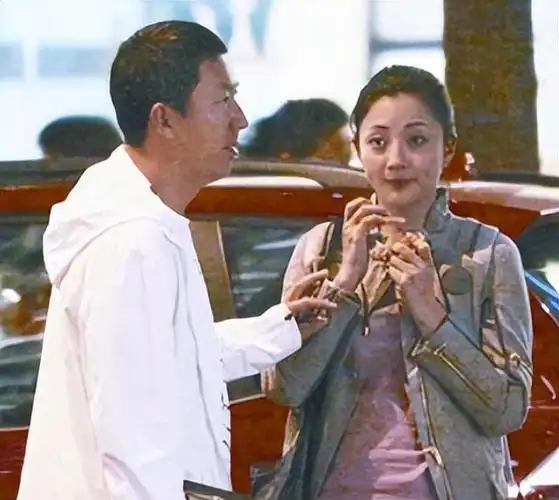 她是演员中的女富豪,多辆豪车轮流开,如今45岁却活得像20岁