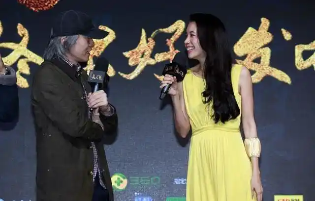 莫文蔚看得真挺开的,与前任男友周星驰并肩,仍然笑得很开心