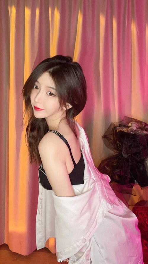 呆妹儿直播炫富,透露搞事业已赚700万,准备买豪车宾利