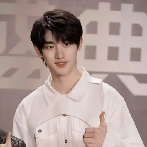 丁程鑫图片:期待你舞少年之志浩荡,期待你将万疆盛世唱响._腾讯新闻