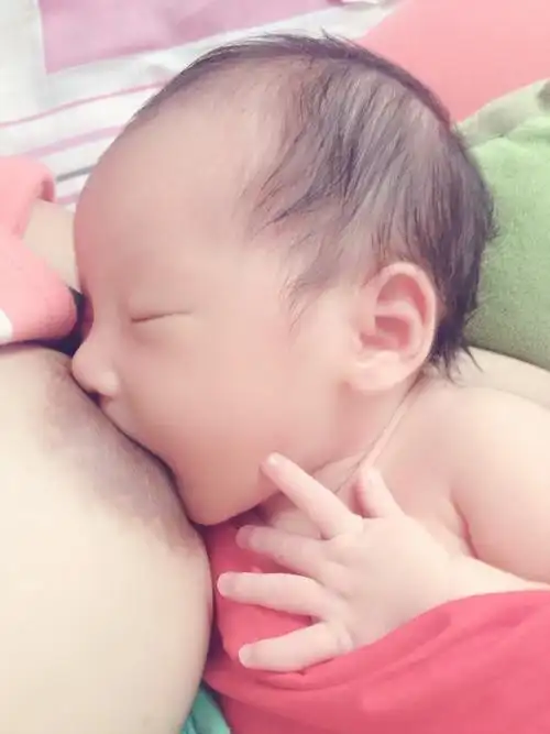 宝妈们有宝宝吃奶照吗?来一张最美喝奶的