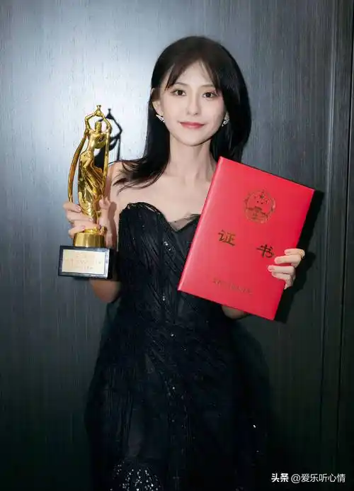 热依扎一袭黑色郁金香纱裙亮相领奖:光影中绽放,恭喜_山海_感觉_作品