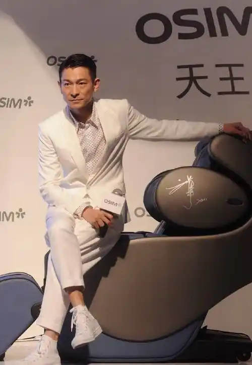 刘德华现身姐姐出镜间,走出六亲不认的步伐,棕色皮衣不像59岁_贾玲