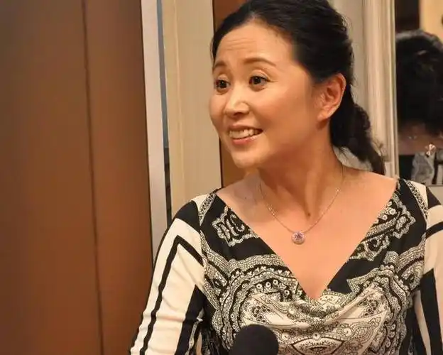 53岁黄菡近照: 倒追老公婚姻幸福,女儿长相甜美_高清图集_新浪网