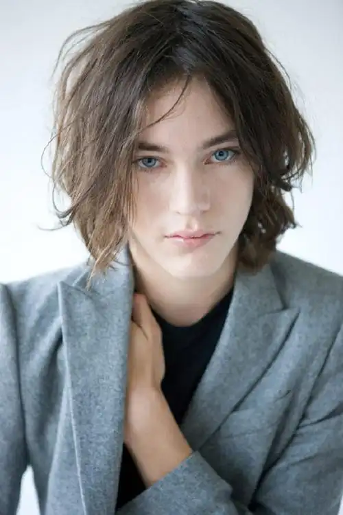 雌雄莫辨的精致面孔他也许就是王尔德笔下的玫瑰花少年身上混合着天使