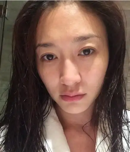 李小冉晒素颜出浴照网友调侃其七夕拉仇恨