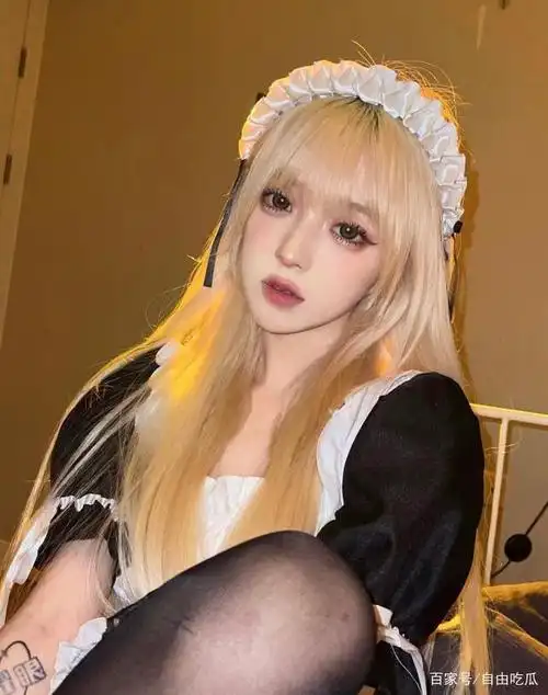 机智张被偶遇,原相机生图颜值扛打妆容精致,指甲疑有污垢显邋遢