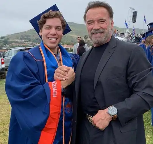 1986年,好莱坞巨星阿诺·施瓦辛格,与小娇妻玛丽亚·施莱沃步入了婚姻