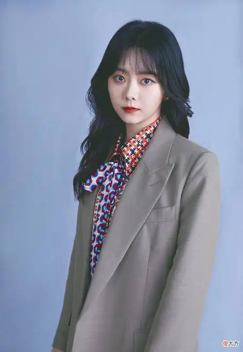 【时尚一点】谭松韵衬衫连衣裙优雅知性,一身复古西装帅气时髦