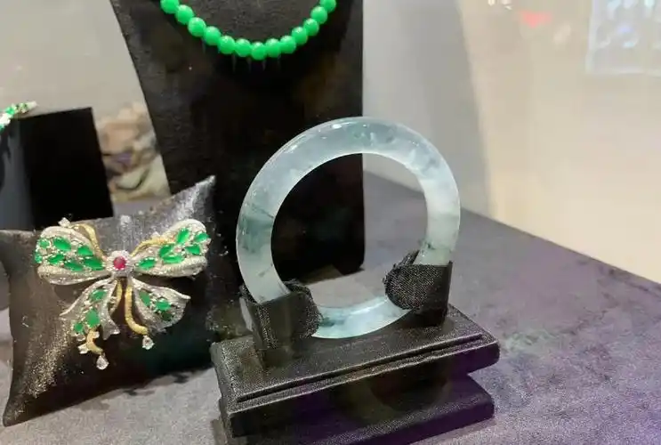 上亿的翡翠手镯长什么样?壕无人性!