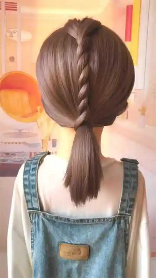 短发一根皮筋就能随意扎的造型,学学这样扎马尾,没有碎发