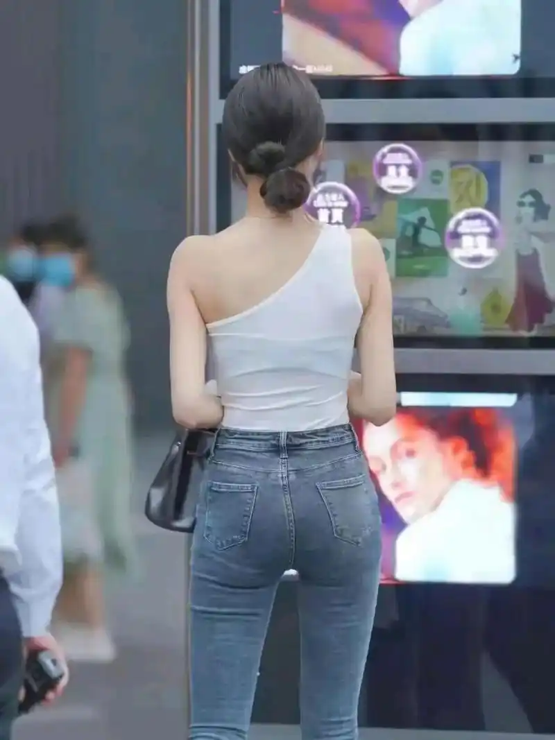 背影杀来了#背影杀手# #美女# #紧身牛仔裤美女# #遇见好身材