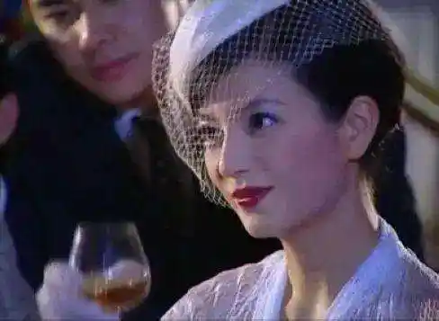 1,往事难忘是收录在情深深雨蒙蒙音乐全纪录中一首歌曲,由赵薇演唱