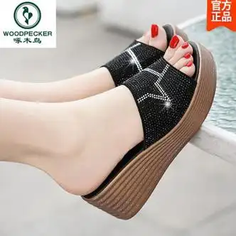 啄木鸟凉拖鞋女夏季2024新款真皮坡跟软底厚底水钻高跟一字拖女黑色