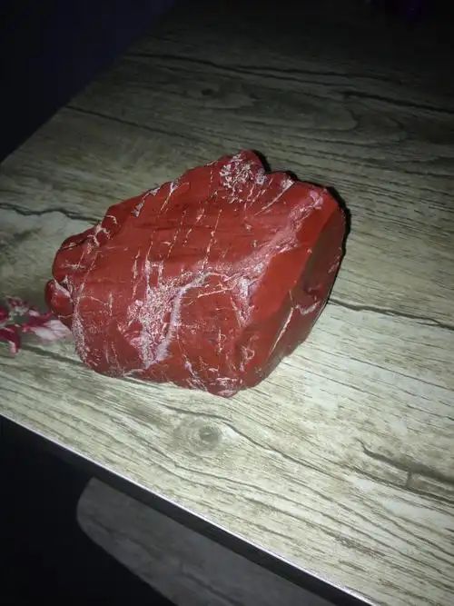 这个红色会是什么石头?