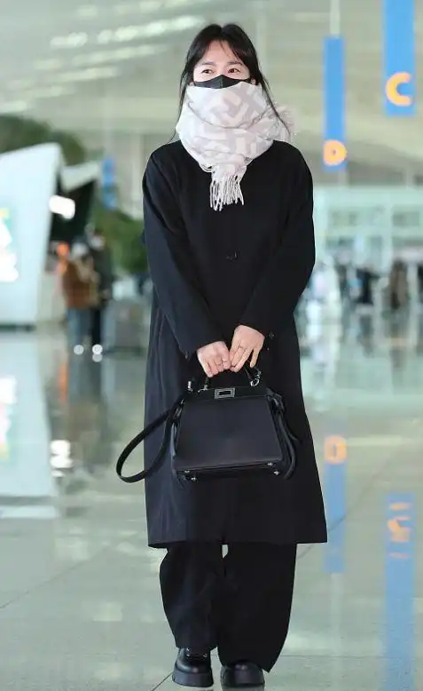 宋慧乔机场照简单大方又舒适而且很有格调