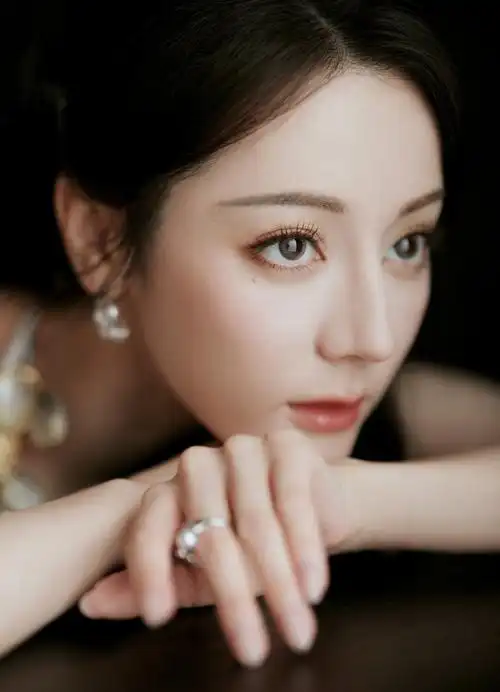 散落万千星辰,小迪@dear-迪丽热巴身着白色礼服,坠入璀璨宇宙,坚定而