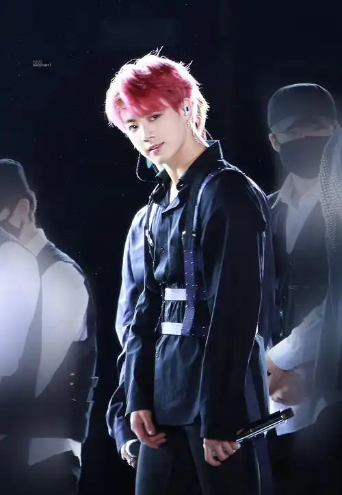 防弹少年团 田柾国红发