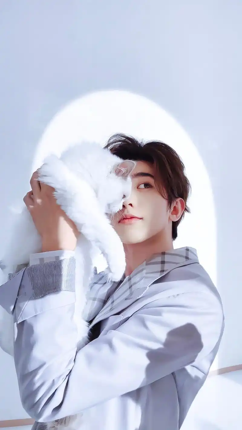 蔡徐坤品牌新图被猫咪埋胸 今天也是恰柠檬的一天!_坤坤