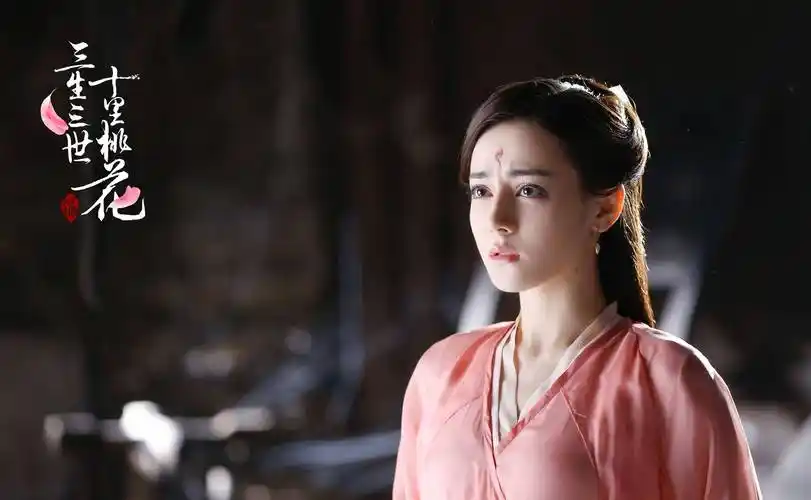 因为演活了《花千骨》中的霓漫天,剧组找到了李纯饰演心机女素锦.