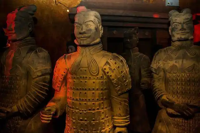 最后一个终极恐怖鬼屋—恐惧兵马俑 场景壮观而诡异,深处兵马俑大军