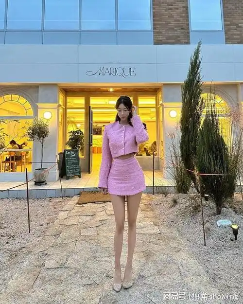 太抢眼了美女穿着粉红色短裙套装清新时尚尽显长腿