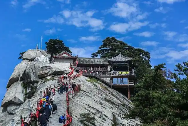陕西一旅游景点因其陡峭陡峭的山峰而备受游人青睐