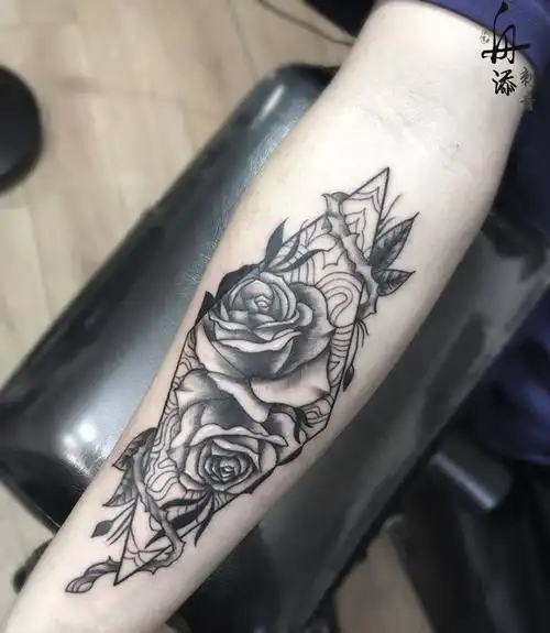 小臂玫瑰纹身图片_成品手臂清新欧美植物几何玫瑰纹身图案(2)_北京市