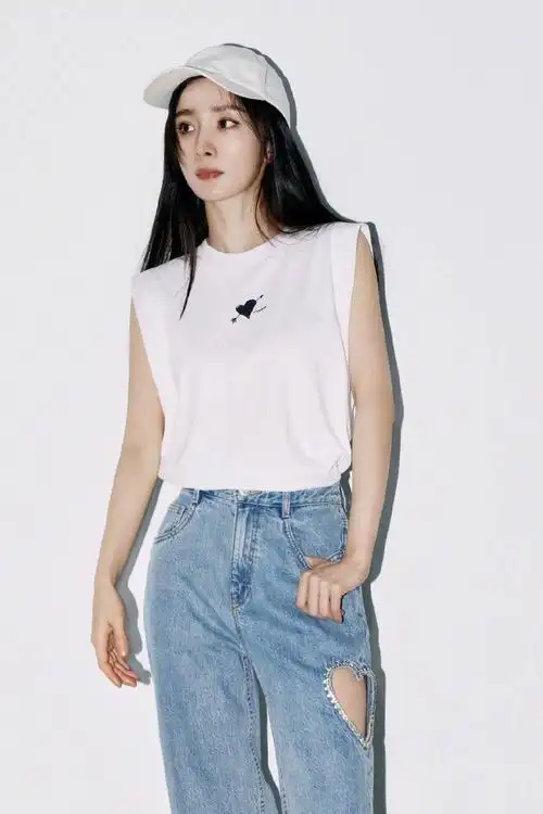 杨幂穿无袖白t 戴棒球帽清爽酷飒