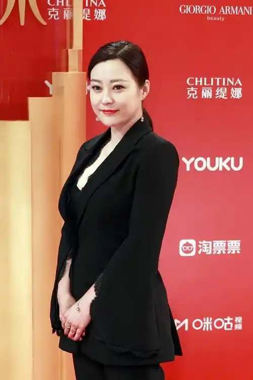 郝蕾胖的惹争议,42岁难逃中年发福,状态真实的如菜场大妈|郝蕾|大妈