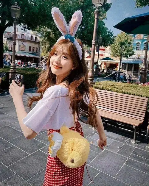 赵露思迪士尼游玩照曝光,红裙白t清新可爱