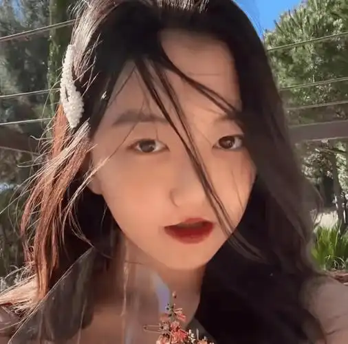 李嫣18岁生日照曝光,嘴唇疤痕不见容貌美翻,被王菲搂在怀里亲吻