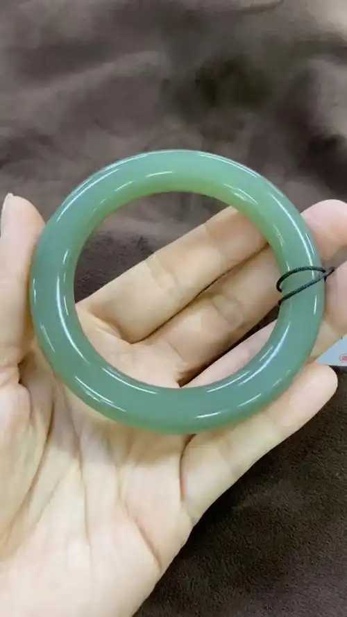 90899,精美和田玉湖水绿手镯,高冰起荧光,料子干净油润,尺寸55/11