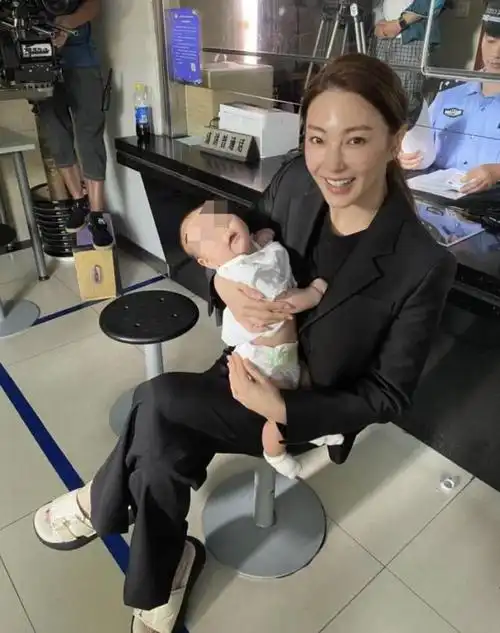 张雨绮现身拍戏一身黑色西装霸气干练怀抱婴儿姿势娴熟会哄娃